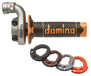 Domino comando gas off road crossenduro per Offroad 4T dal 2016, Adatto a cavi originali, Completo di Manpola bicolore NeroArancio, Con quattro ghiereMateriale: Alluminio Grigio. 2 cavi pushpull RapiditÃ  (Ghiera Grigia): 3,0 °mm Corsa Max (Ghiera Grigia)