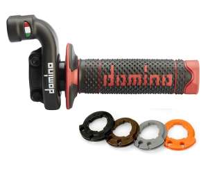 Domino comando gas off road crossenduro per Offroad 4T dal 2016, Adatto a cavi originali, Completo di Manopola bicolore Nerorosso, Con tre ghiereMateriale: Alluminio Nero. 2 cavi pushpull RapiditÃ  (Ghiera Grigia): 3,0 °mm Corsa Max (Ghiera Grigia): 38 mm